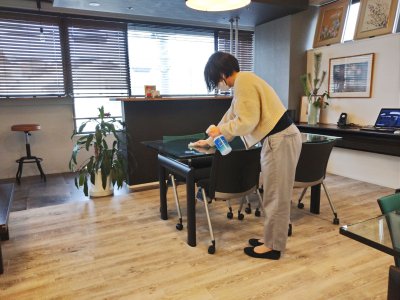 相続相談の岡崎事務所応接室を消毒する女性スタッフ