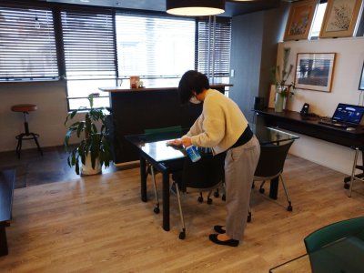 相続相談の岡崎事務所応接室を消毒するスタッフ